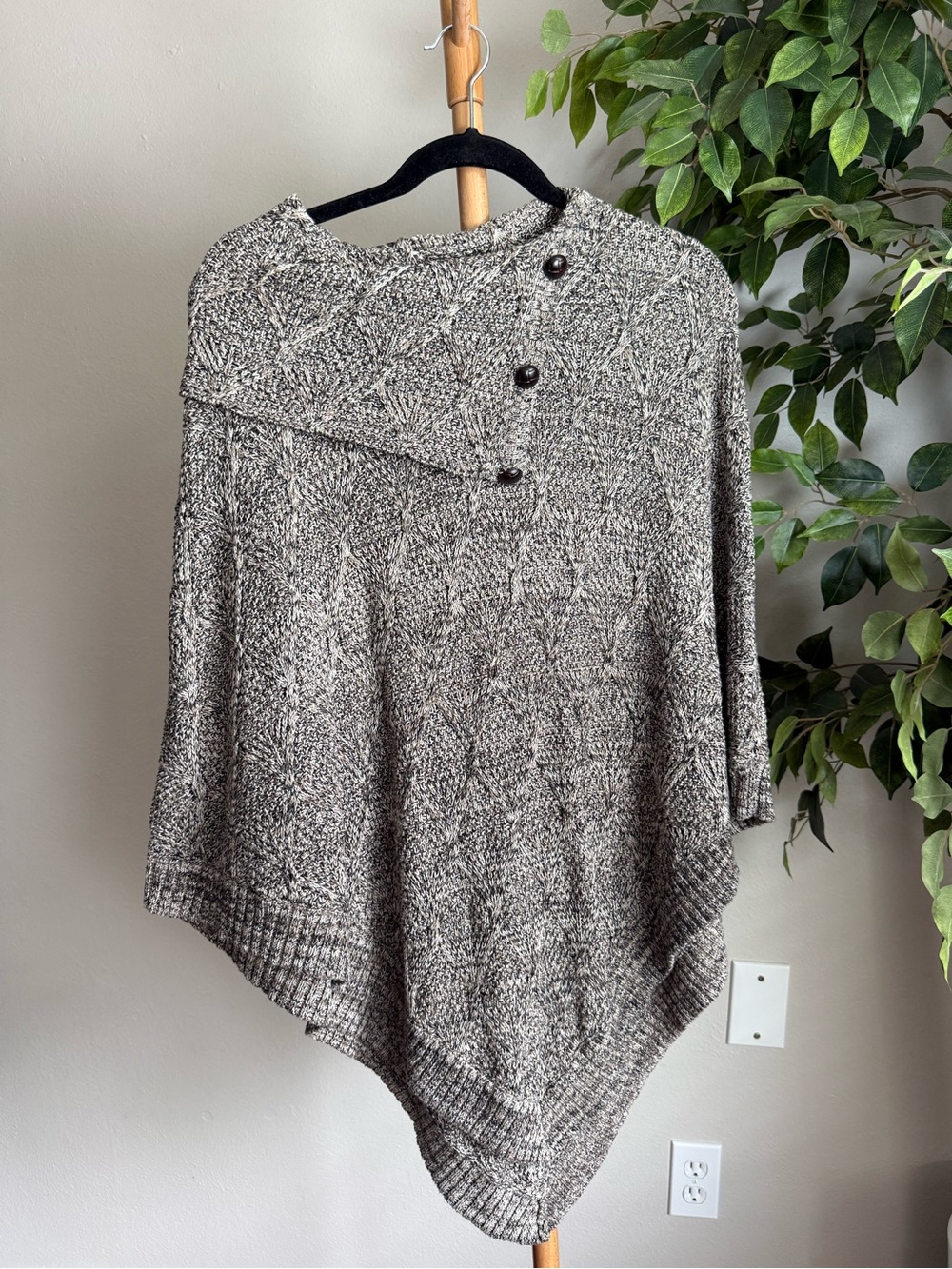 Anthropologie Knit Poncho Sweater Women’s Medium in Black and Brown